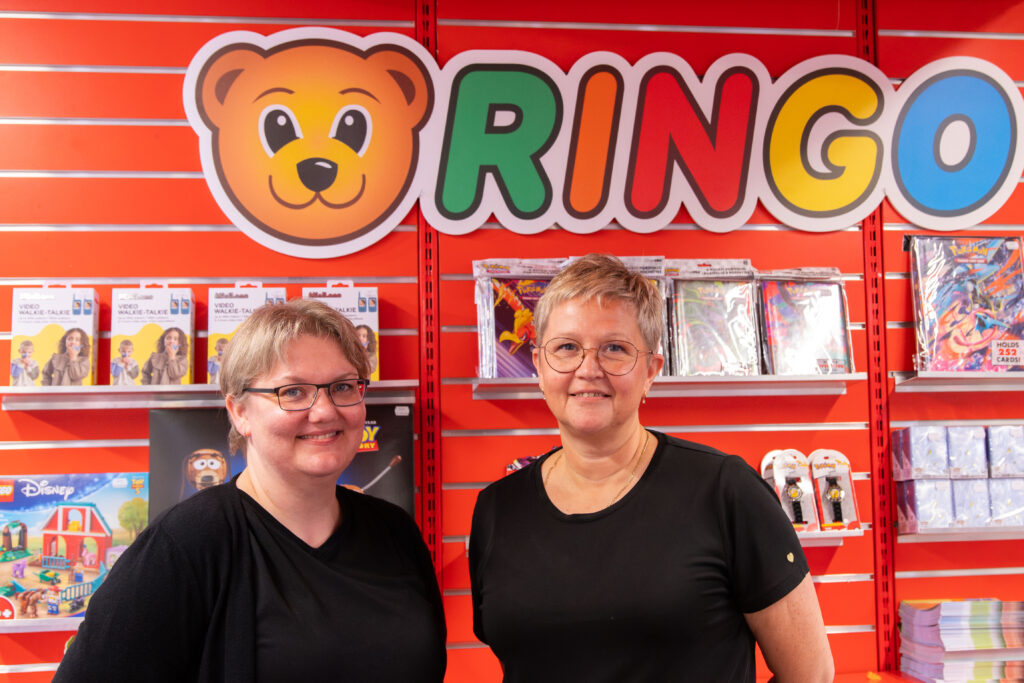 LANGT SAMARBEID: Anne-Berit Lauritzen og Lisbeth Antonsen har begge vært med gjennom hele senterets ti år. Anne-Berit begynte hos Ringo allerede i 1999, mens Lisbeth kom til i 2009. De trekker fram både arbeidsmiljøet og senterets plassering som viktige grunner til at de trives.