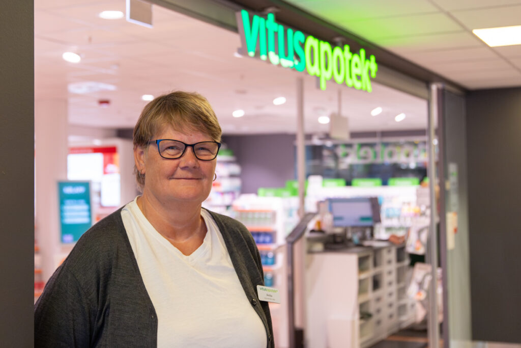 LANG FARTSTID: Tiårsjubileet er bare en liten del av arbeidshistorien til Anita Hågensen på Vitus apotek. Hun begynte å jobbe på apotek allerede i 1978, og beskriver arbeidsplassen som «nesten et annet hjem».